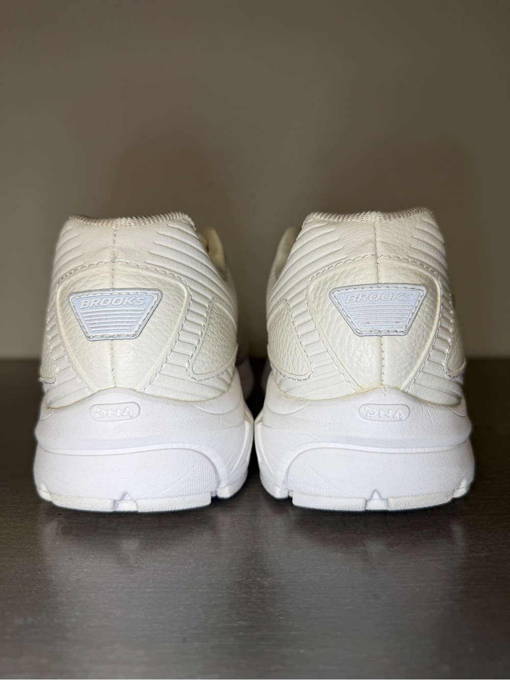 Brooks Addiction Walker 2 Women's 10.5 D Off White Leather Sneaker Excellent Cd - Picture 10 of 12